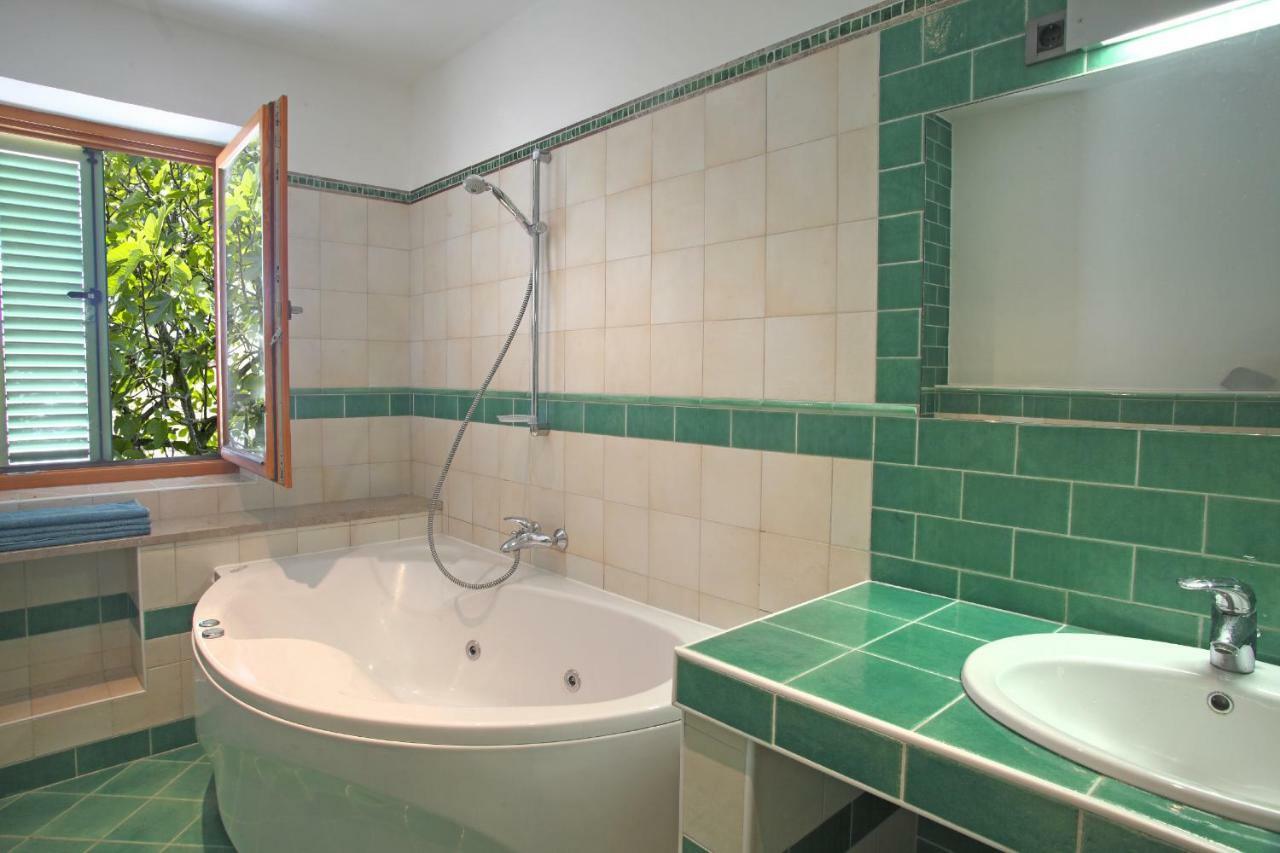 Spacious Villa In Parecag With A Swimming Pool Sečovlje Екстериор снимка